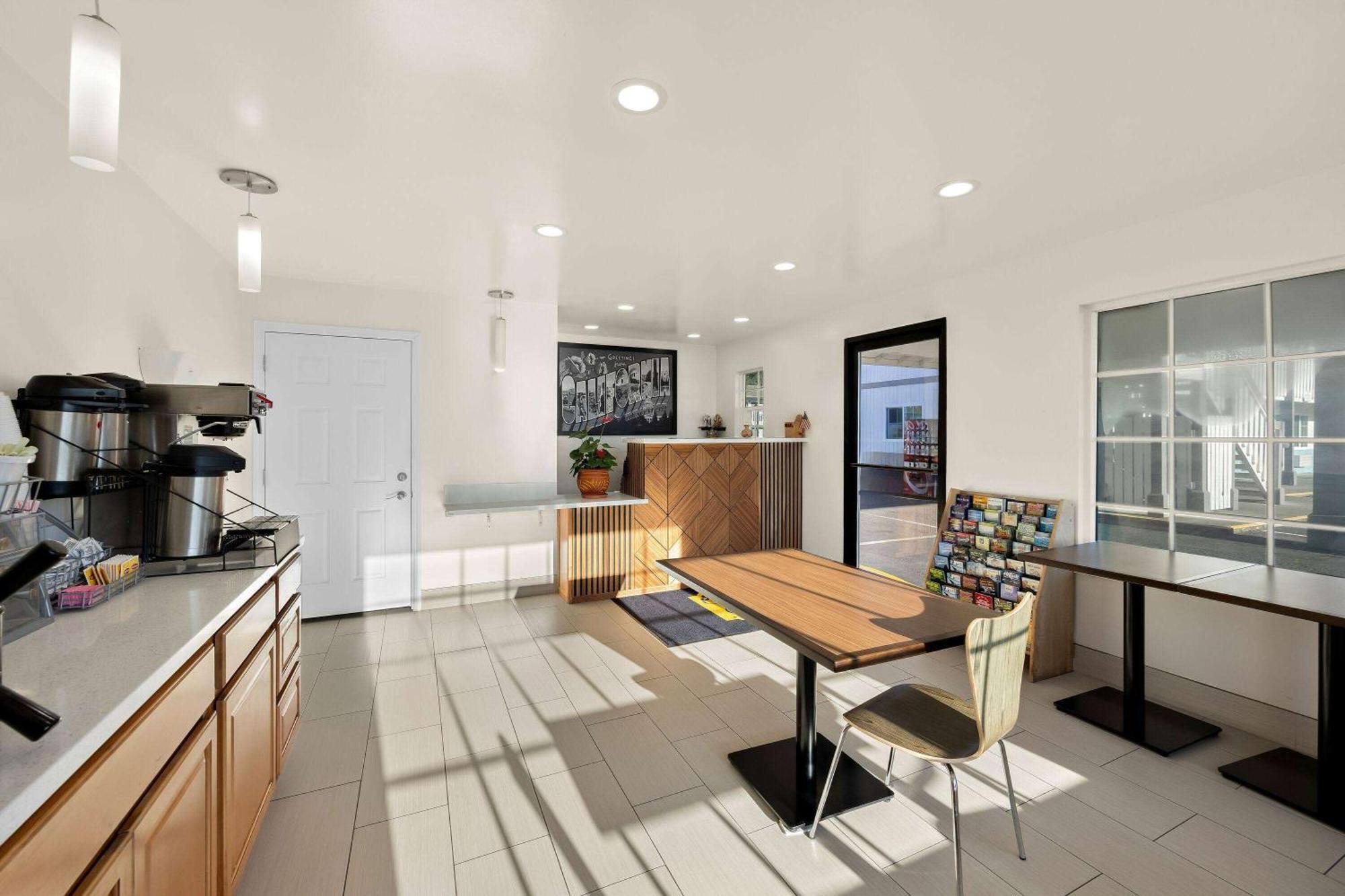Super 8 By Wyndham Crescent City Exterior foto